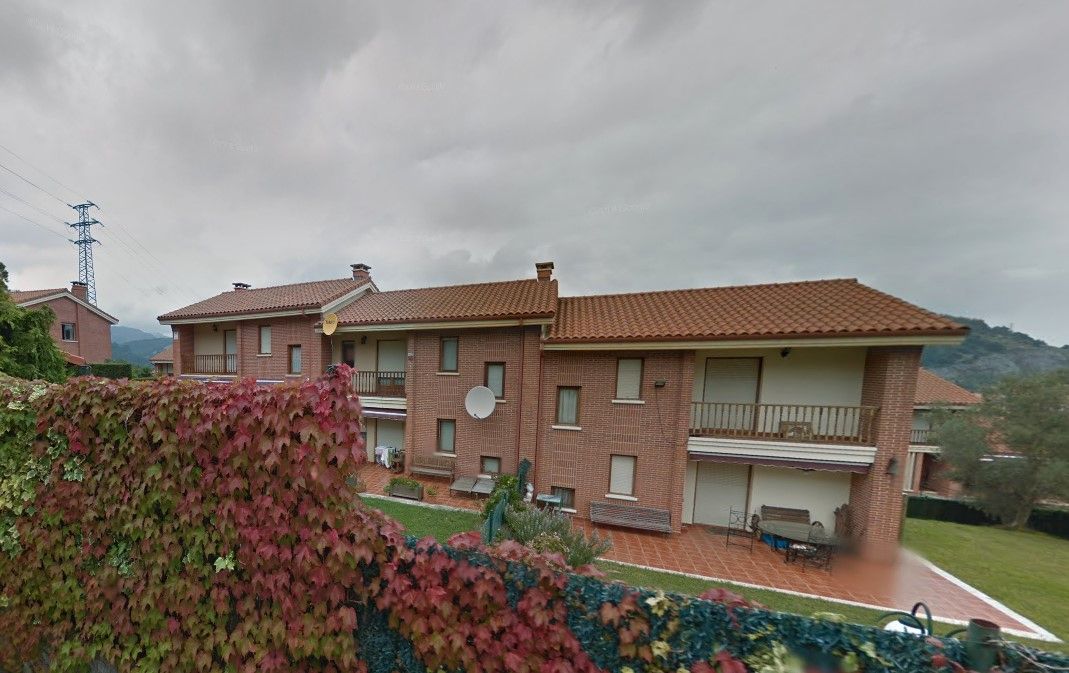 Vista exterior de Casa adosada en venda en Castro-Urdiales amb Calefacció, Jardí privat i Parquet