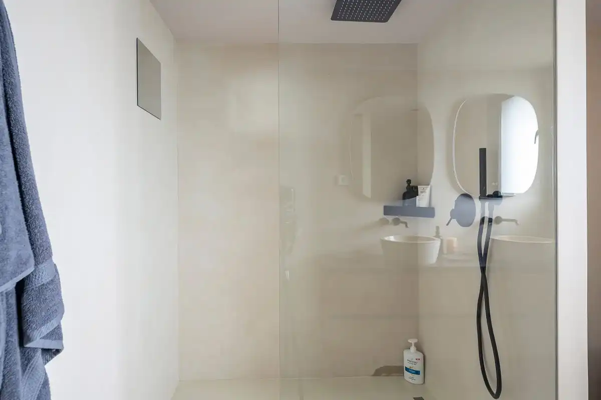Badezimmer von Dachboden zum Verkauf in Majadahonda mit Klimaanlage, Heizung und Privatgarten