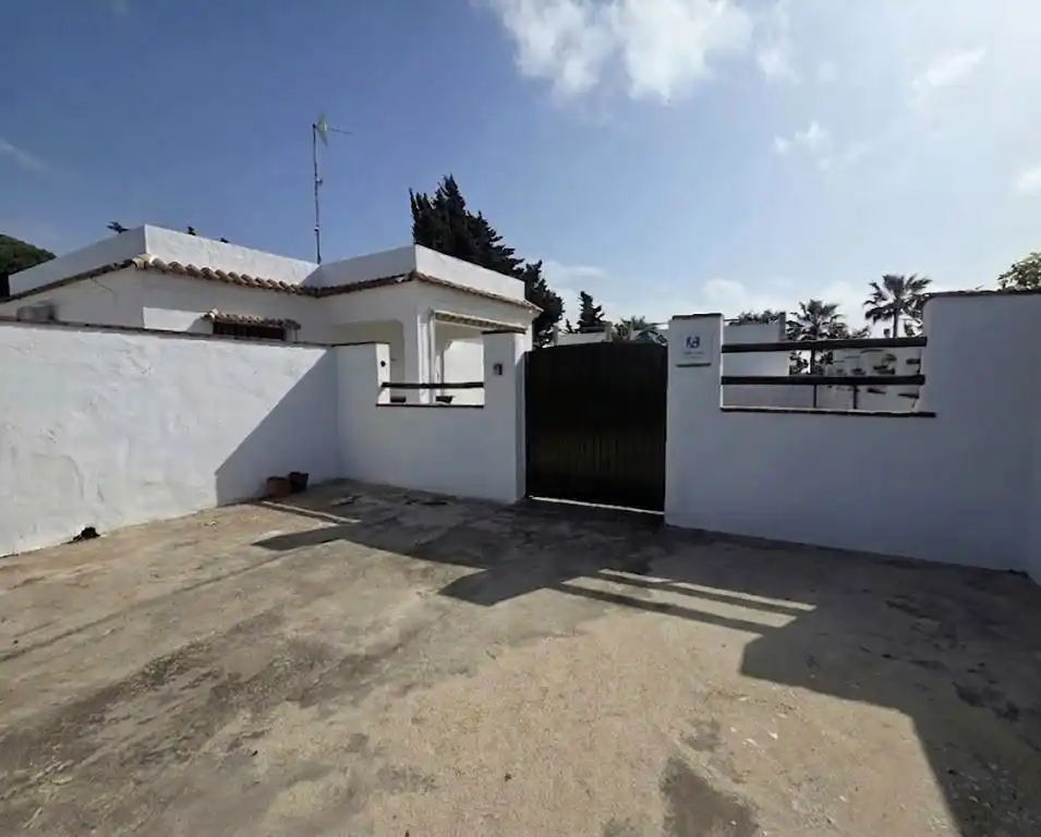 Vista exterior de Casa o xalet de lloguer en Conil de la Frontera amb Aire condicionat, Jardí privat i Piscina