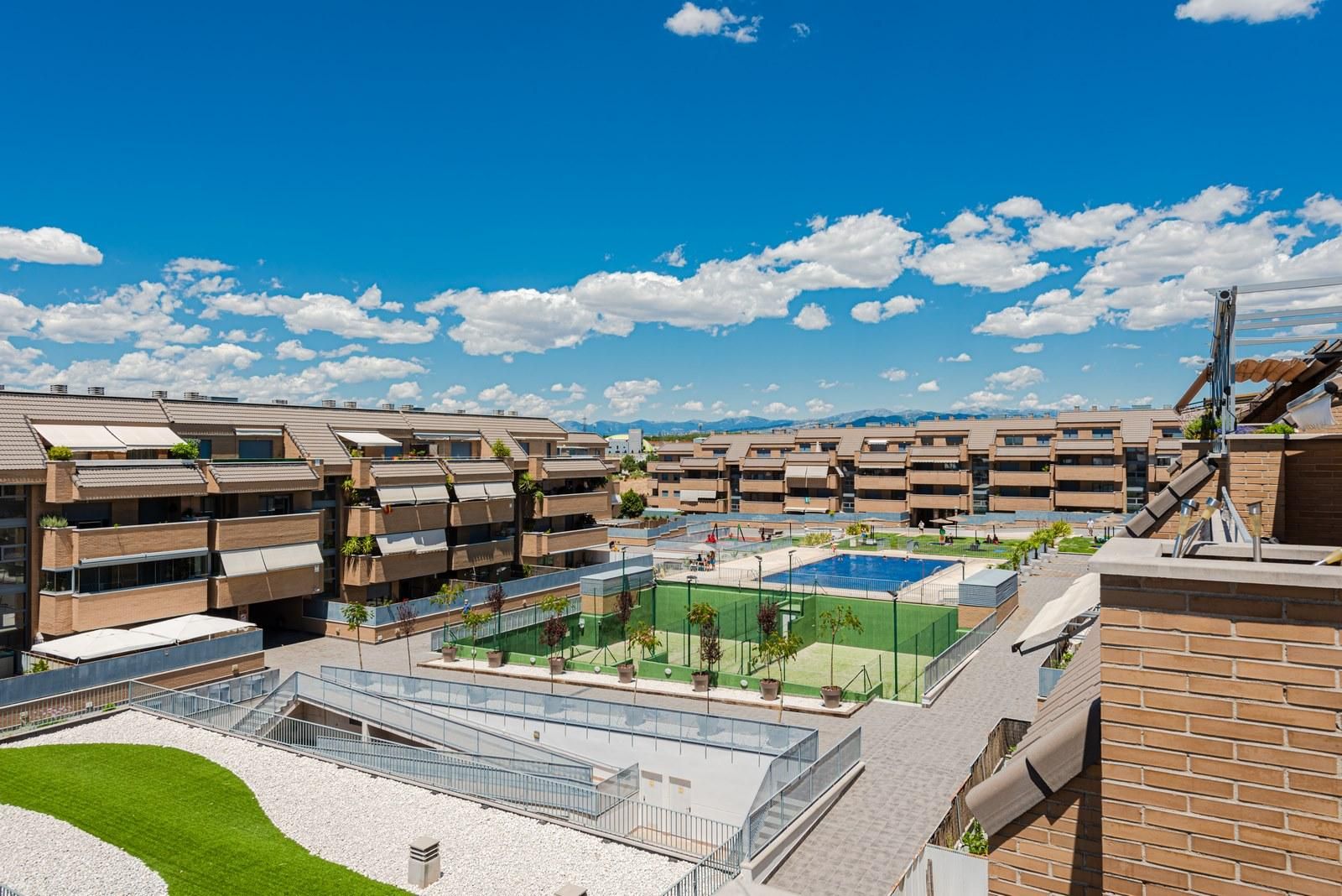 Vista exterior de Pis en venda en Las Rozas de Madrid amb Parquet, Terrassa i Traster