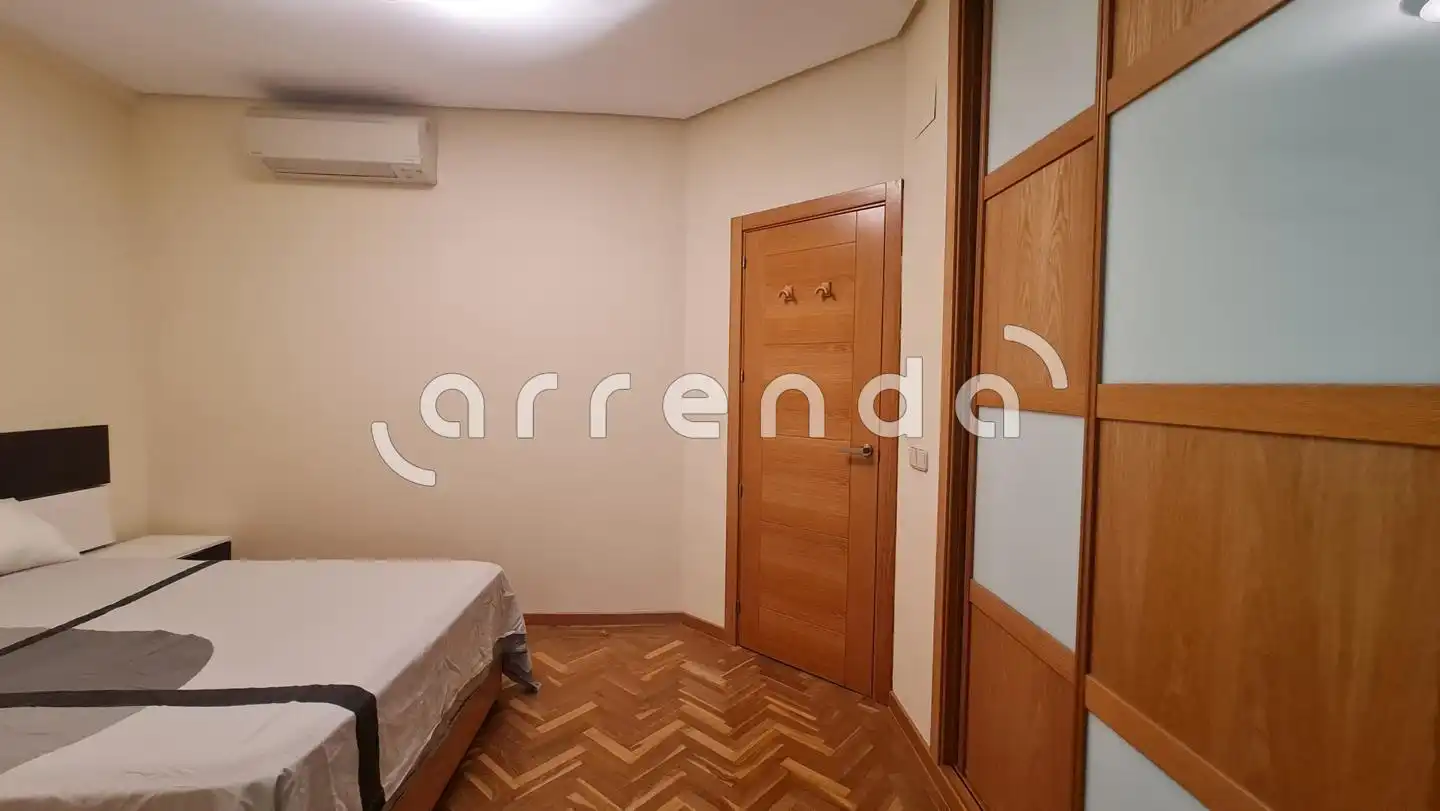 Schlafzimmer von Wohnung zur Miete in Madrid mit Klimaanlage, Parkett und Möbliert