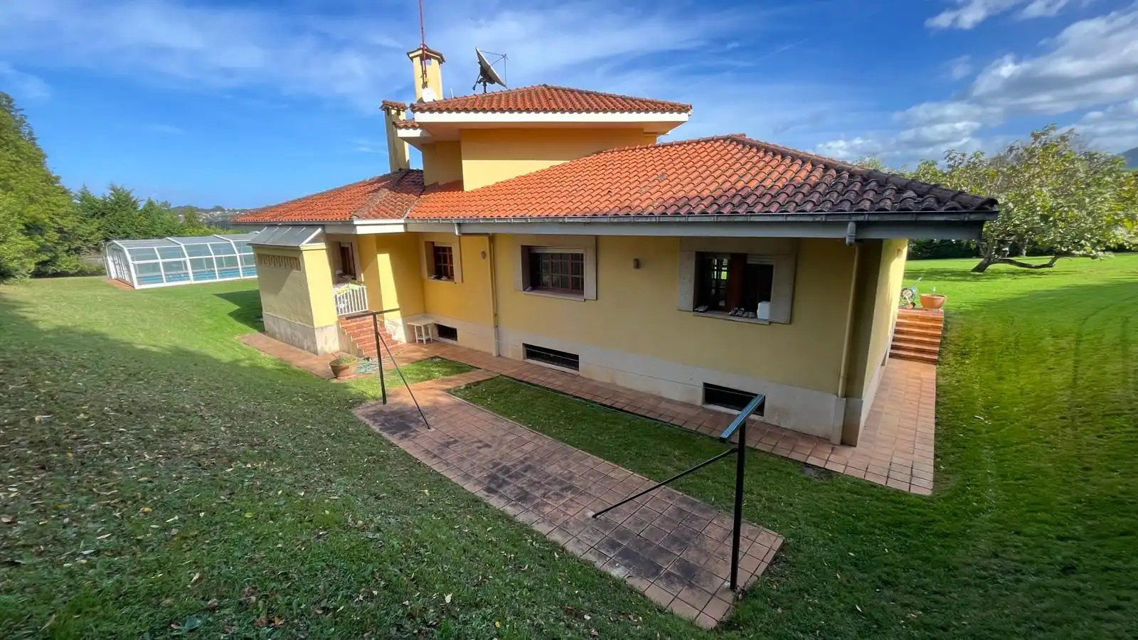 Vista exterior de Casa o xalet en venda en Gijón  amb Calefacció, Parquet i Terrassa