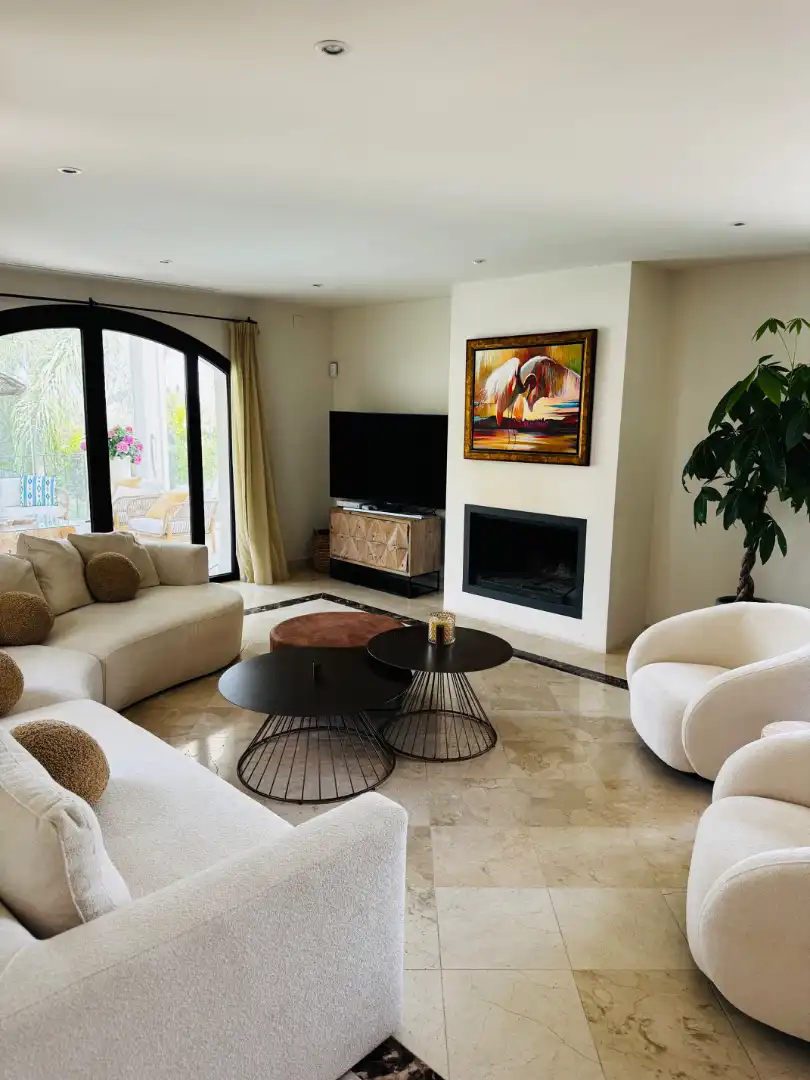 Sala de estar de Casa o chalet en venta en Marbella con Aire acondicionado, Calefacción y Jardín privado