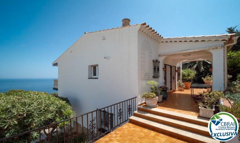 Vista exterior de Casa o xalet en venda en El Port de la Selva amb Aire condicionat, Jardí privat i Terrassa