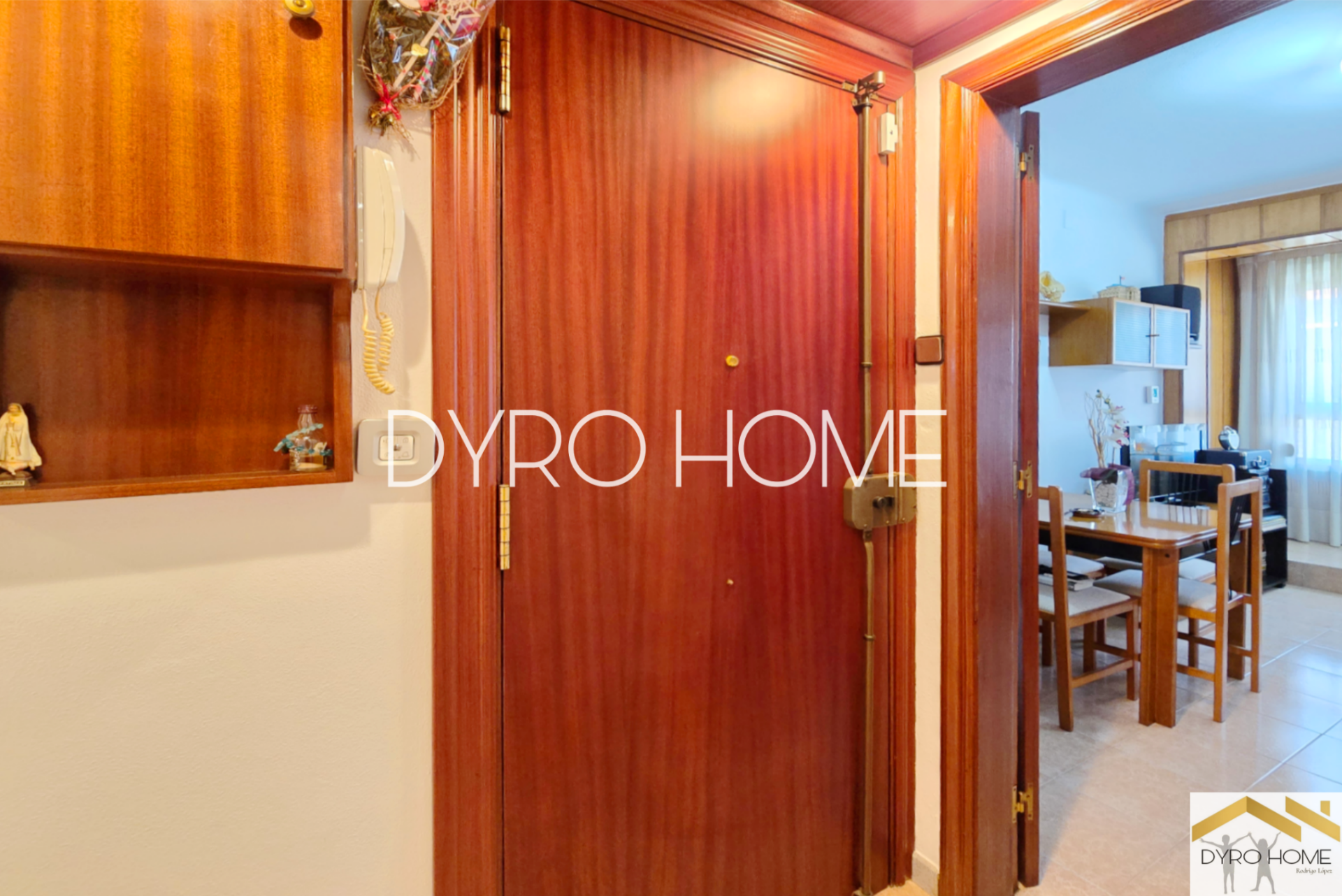 Vista exterior de Àtic en venda en Cornellà de Llobregat amb Aire condicionat, Calefacció i Traster