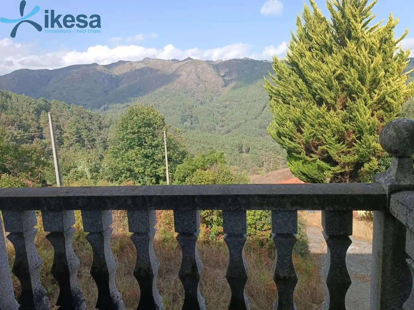 Vista exterior de Casa o xalet en venda en Entrimo amb Jardí privat