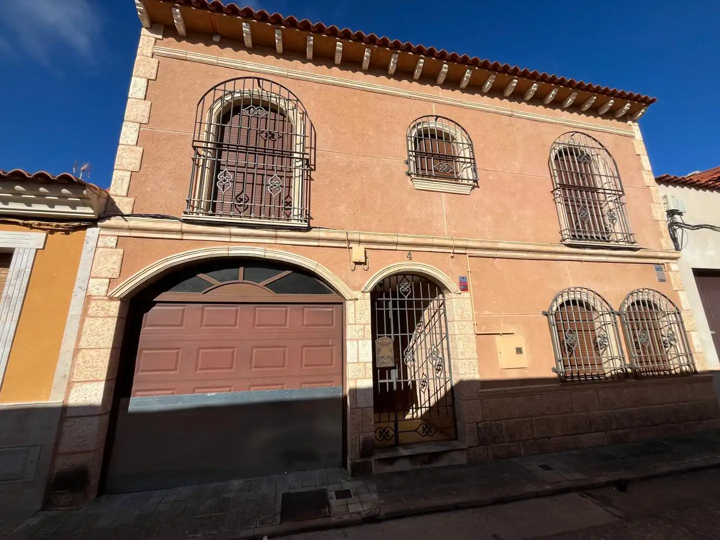 Vista exterior de Casa adosada en venda en Manzanares amb Aire condicionat, Calefacció i Terrassa