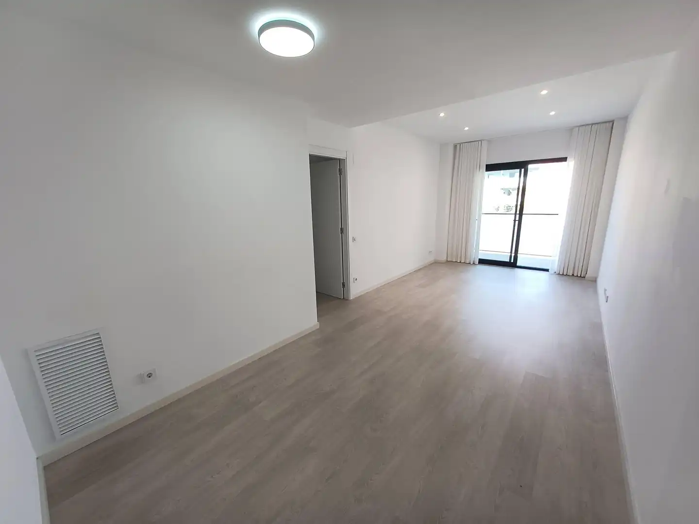 Living room of Flat for rent in L'Hospitalet de Llobregat  with Heating, Parquet flooring and Balcony