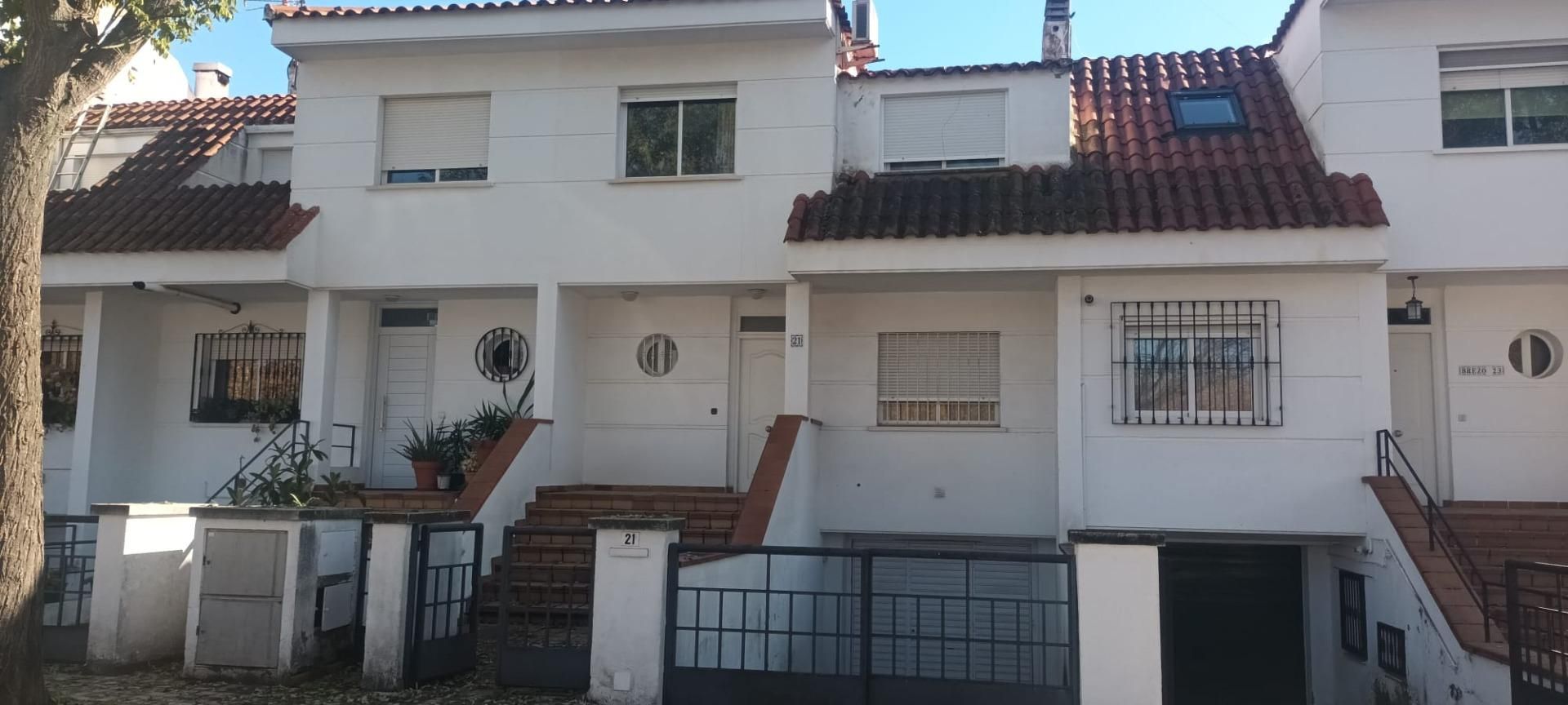 Vista exterior de Casa adosada en venda en Ciudad Real Capital amb Aire condicionat i Terrassa