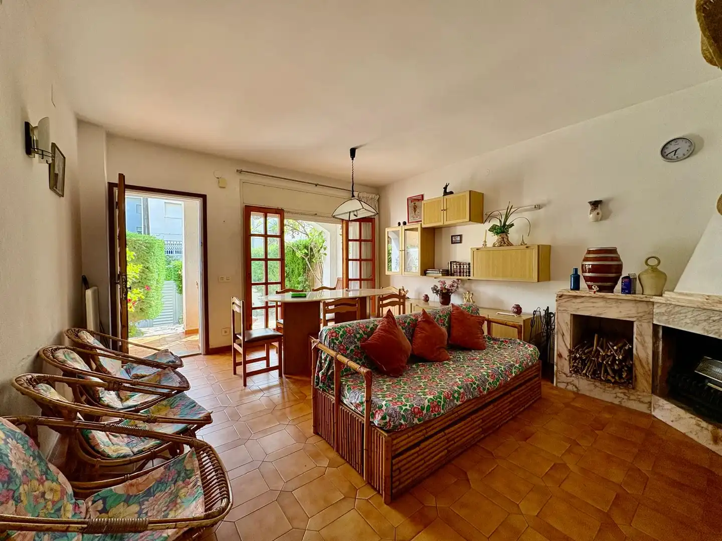 Sala de estar de Casa adosada de alquiler en Cubelles con Amueblado, Horno y Lavadora