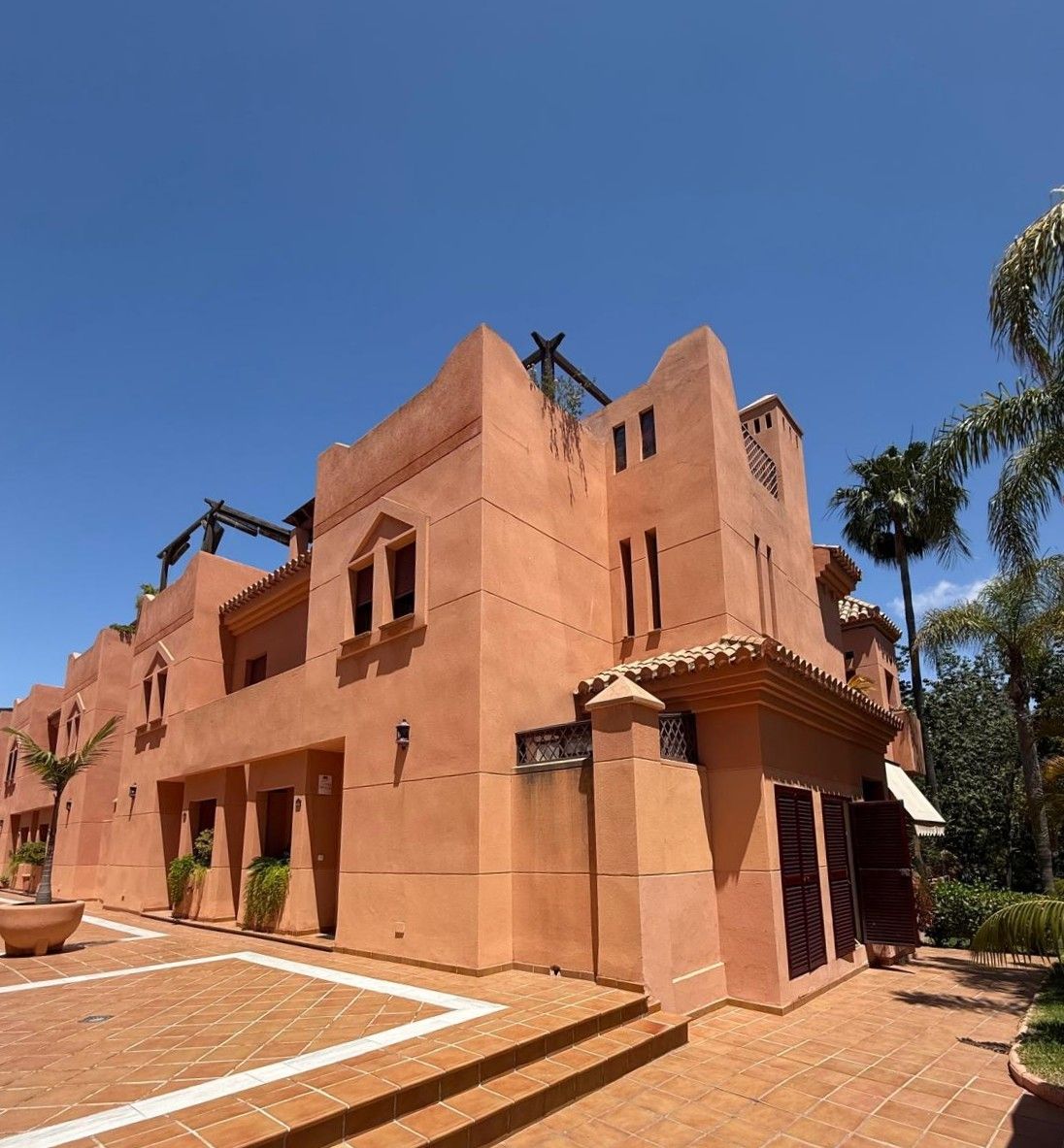 Vista exterior de Casa adosada en venda en Motril amb Piscina