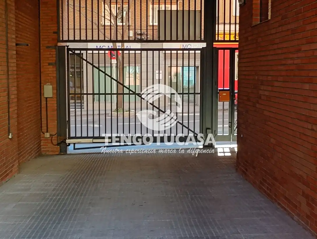 Vista exterior de Garatge en venda en Madrid