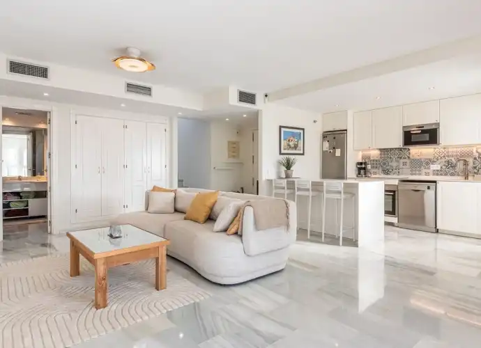 Sala de estar de Apartamento en venta en Marbella con Terraza, Amueblado y Piscina comunitaria
