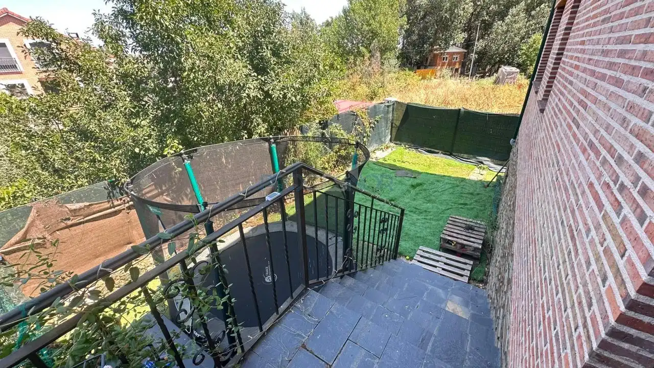 Jardí de Casa adosada en venda en Onzonilla amb Calefacció, Jardí privat i Terrassa