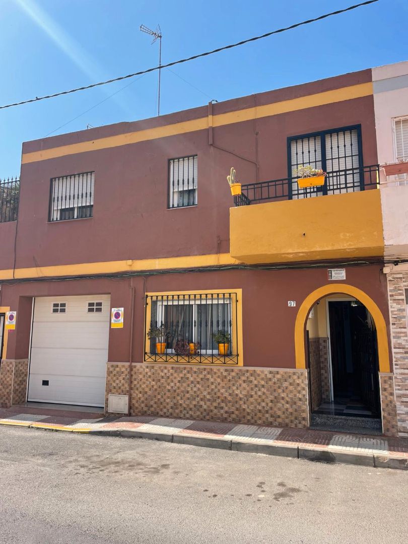 Vista exterior de Casa adosada en venda en Roquetas de Mar amb Aire condicionat, Calefacció i Terrassa