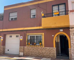 Vista exterior de Casa adosada en venda en Roquetas de Mar amb Aire condicionat, Calefacció i Terrassa