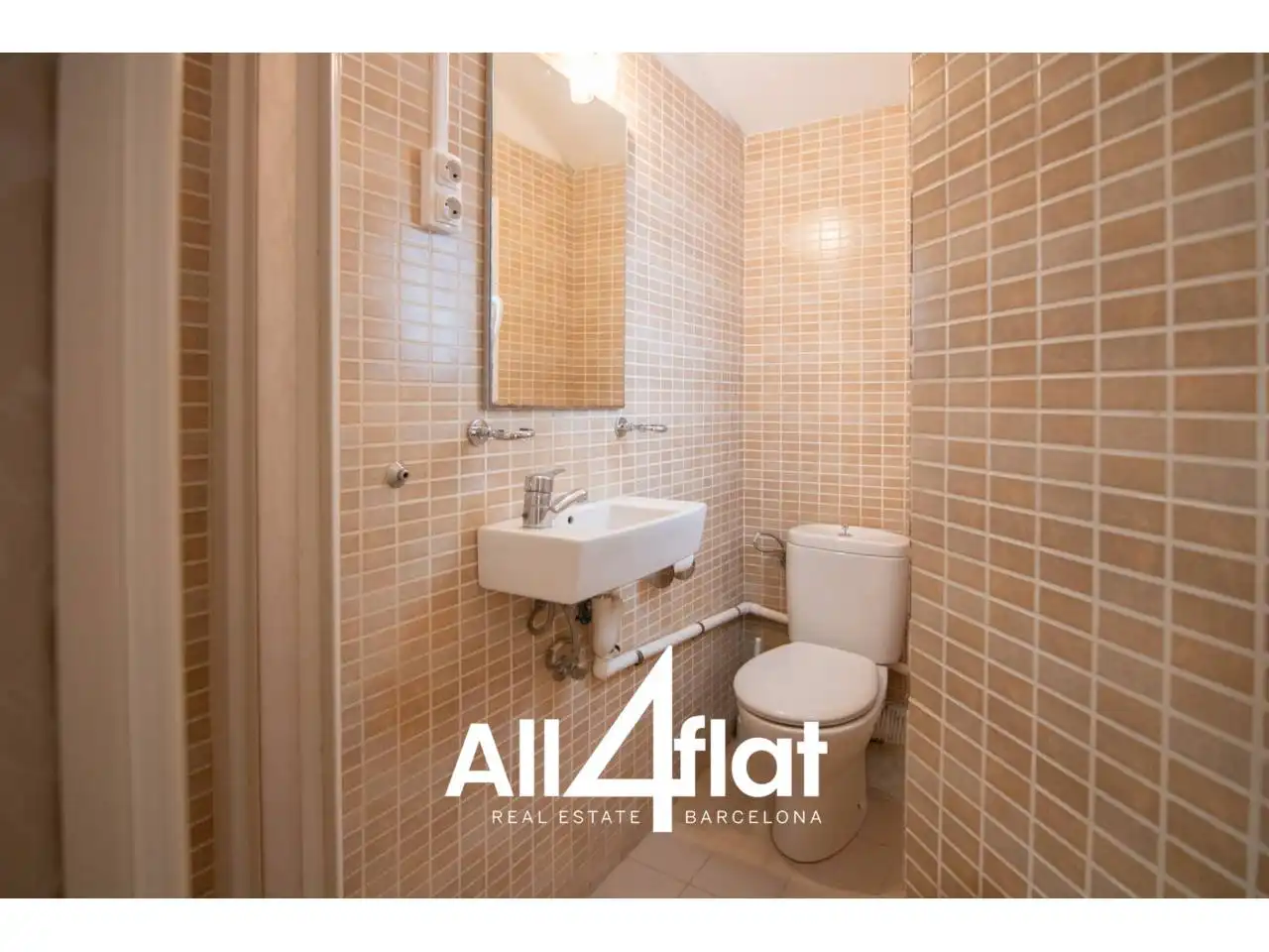 Bathroom of Flat for rent in Barcelona  with Air Conditioner, Heating and Furnished