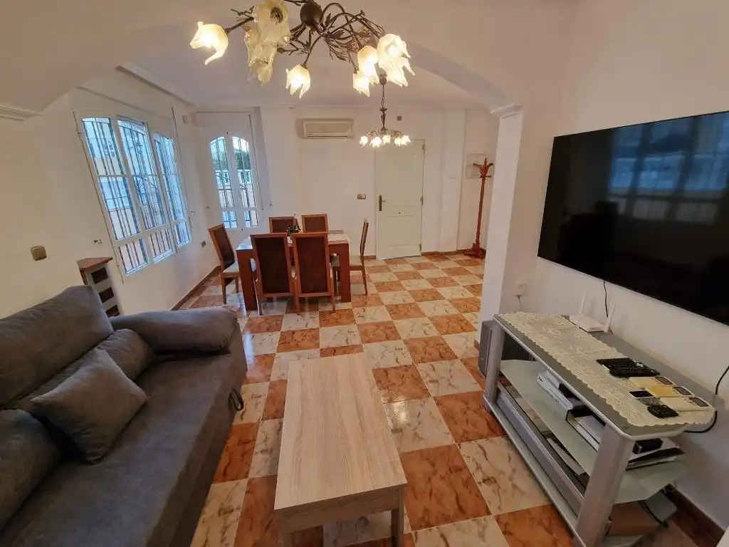 Sala d'estar de Casa o xalet de lloguer en Orihuela amb Aire condicionat, Moblat i Jacuzzi