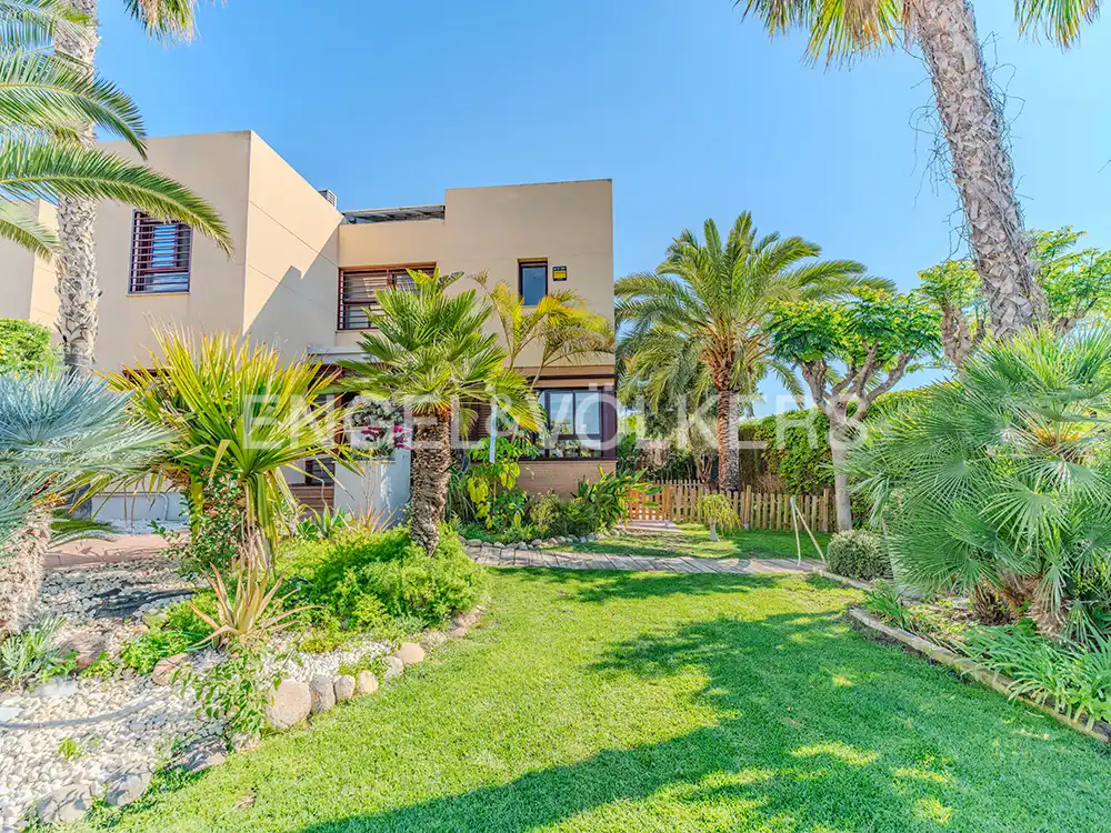 Vista exterior de Casa o xalet en venda en Mutxamel amb Aire condicionat, Calefacció i Jardí privat
