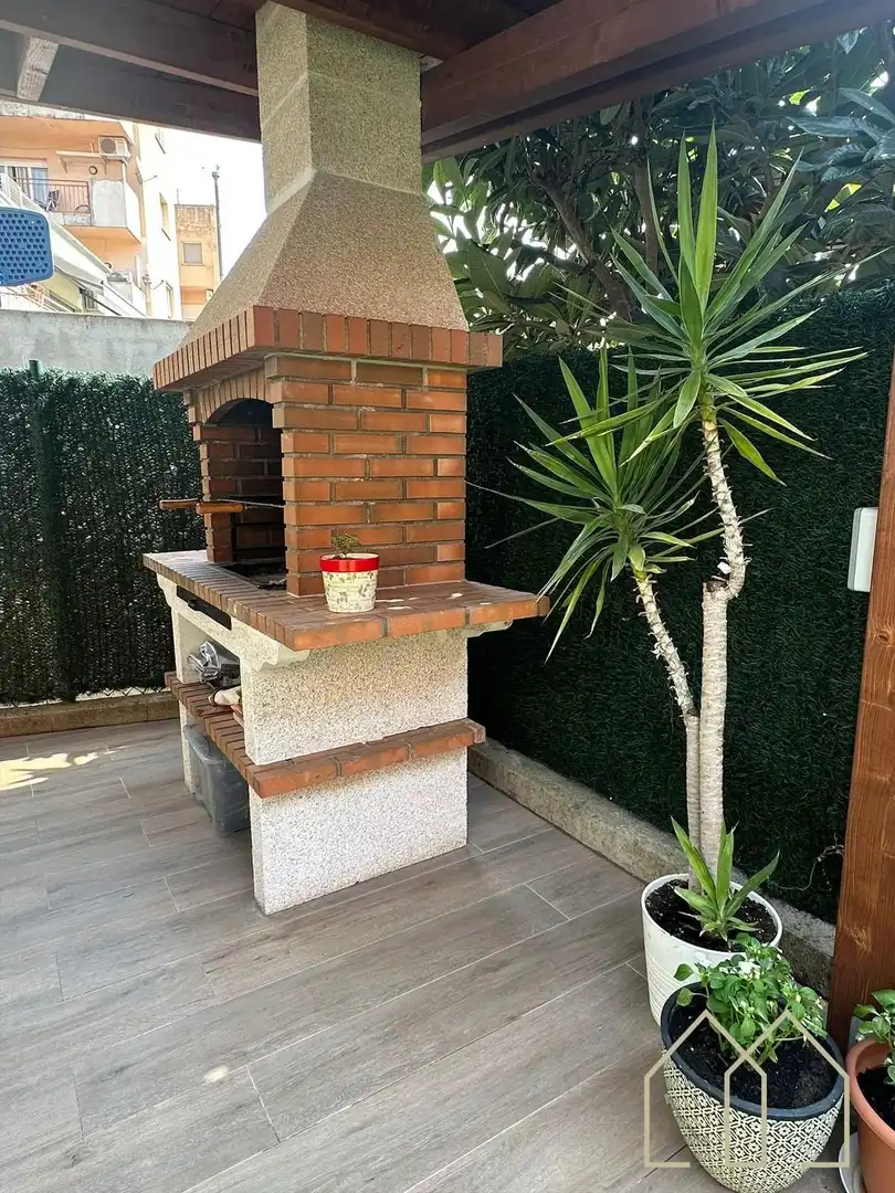 Terrasse von Einfamilien-Reihenhaus zum Verkauf in Caldes de Malavella mit Klimaanlage, Heizung und Privatgarten