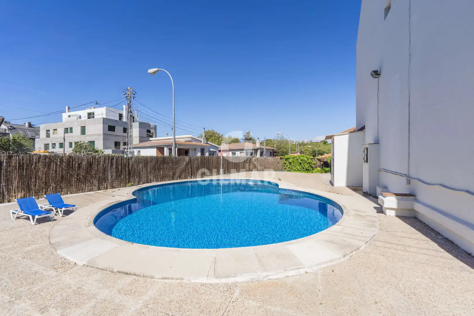Schwimmbecken von Einfamilien-Reihenhaus zum Verkauf in Pozuelo de Alarcón mit Heizung, Privatgarten und Schwimmbad