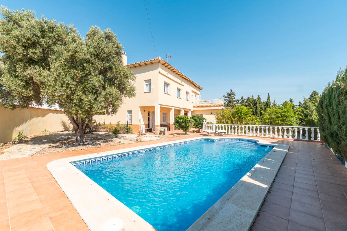 Vista exterior de Casa o xalet en venda en Torrevieja amb Aire condicionat, Jardí privat i Terrassa