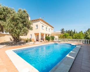 Vista exterior de Casa o xalet en venda en Torrevieja amb Aire condicionat, Jardí privat i Terrassa