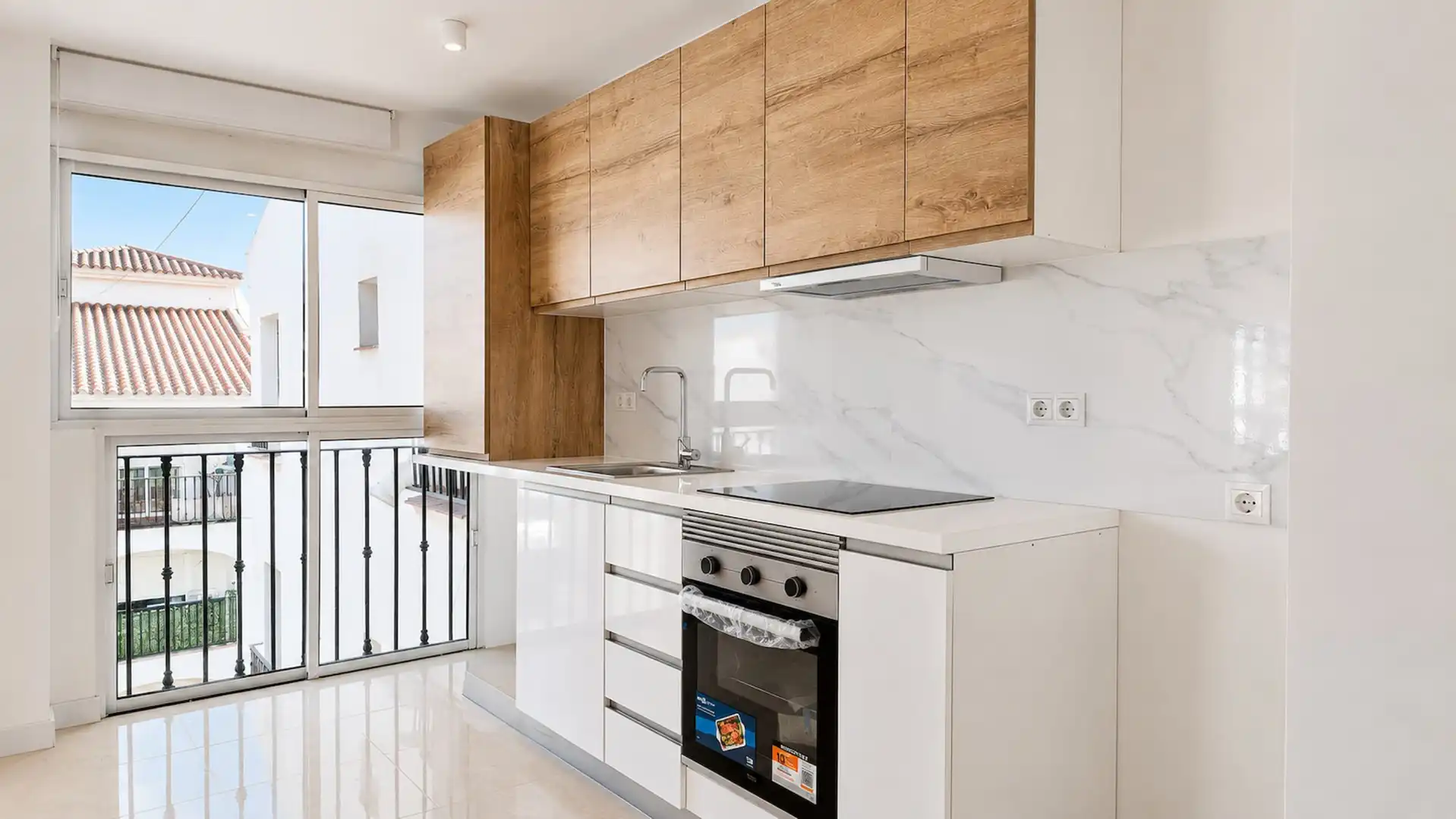 Cuina de Apartament en venda en Manilva amb Terrassa, Piscina i Balcó