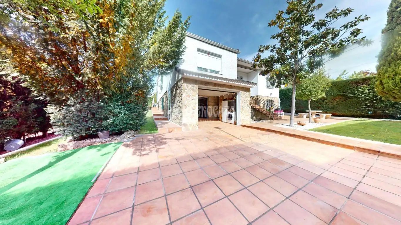 Vista exterior de Casa o xalet en venda en El Casar amb Piscina