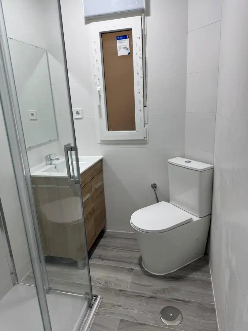 Bany de Apartament de lloguer en Madrid amb Aire condicionat, Calefacció i Moblat