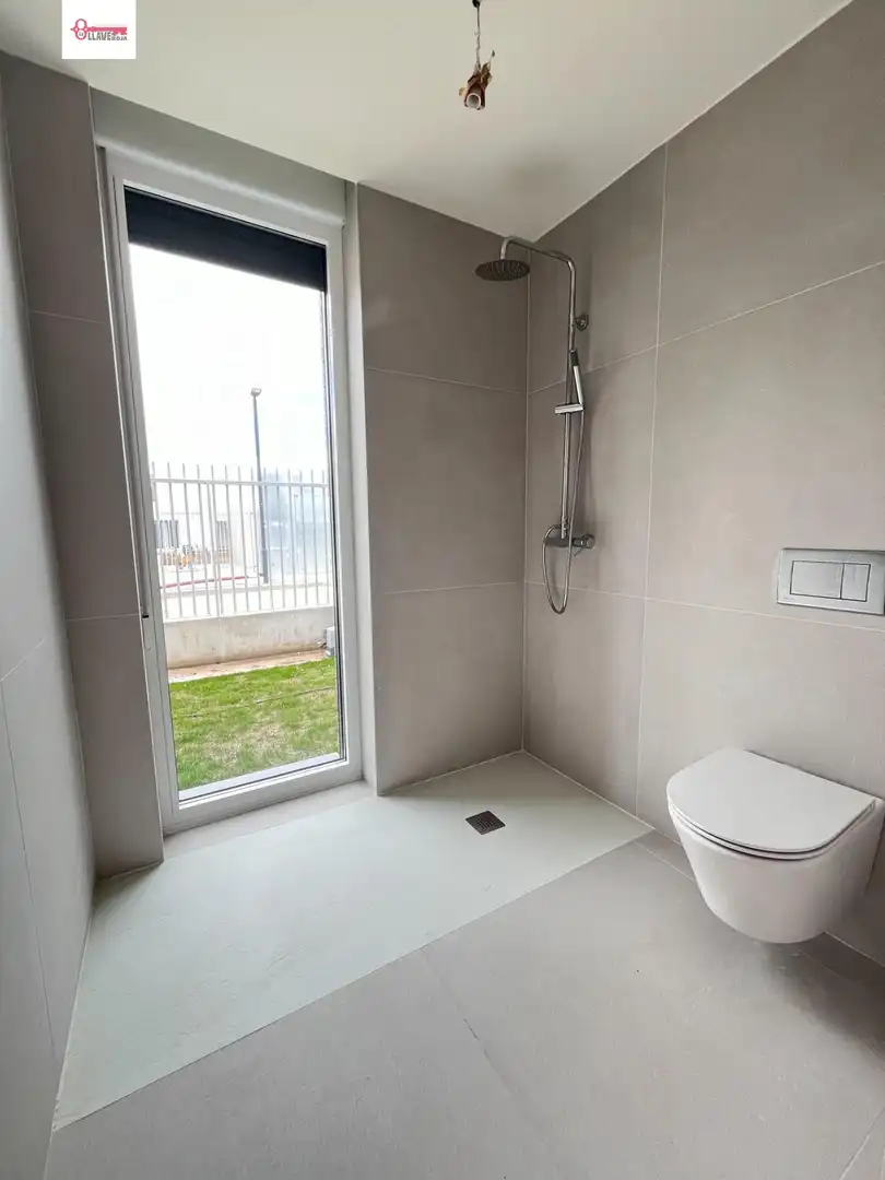 Bany de Casa o xalet en venda en Burgos amb Calefacció, Jardí privat i Terrassa