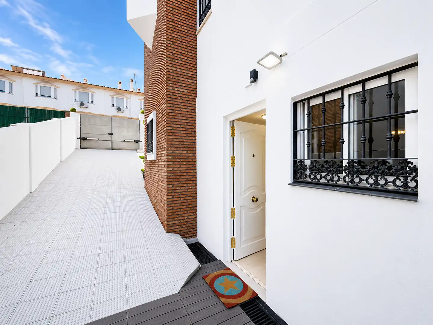 Vista exterior de Casa o chalet en venta en Alhaurín de la Torre con Aire acondicionado, Calefacción y Jardín privado