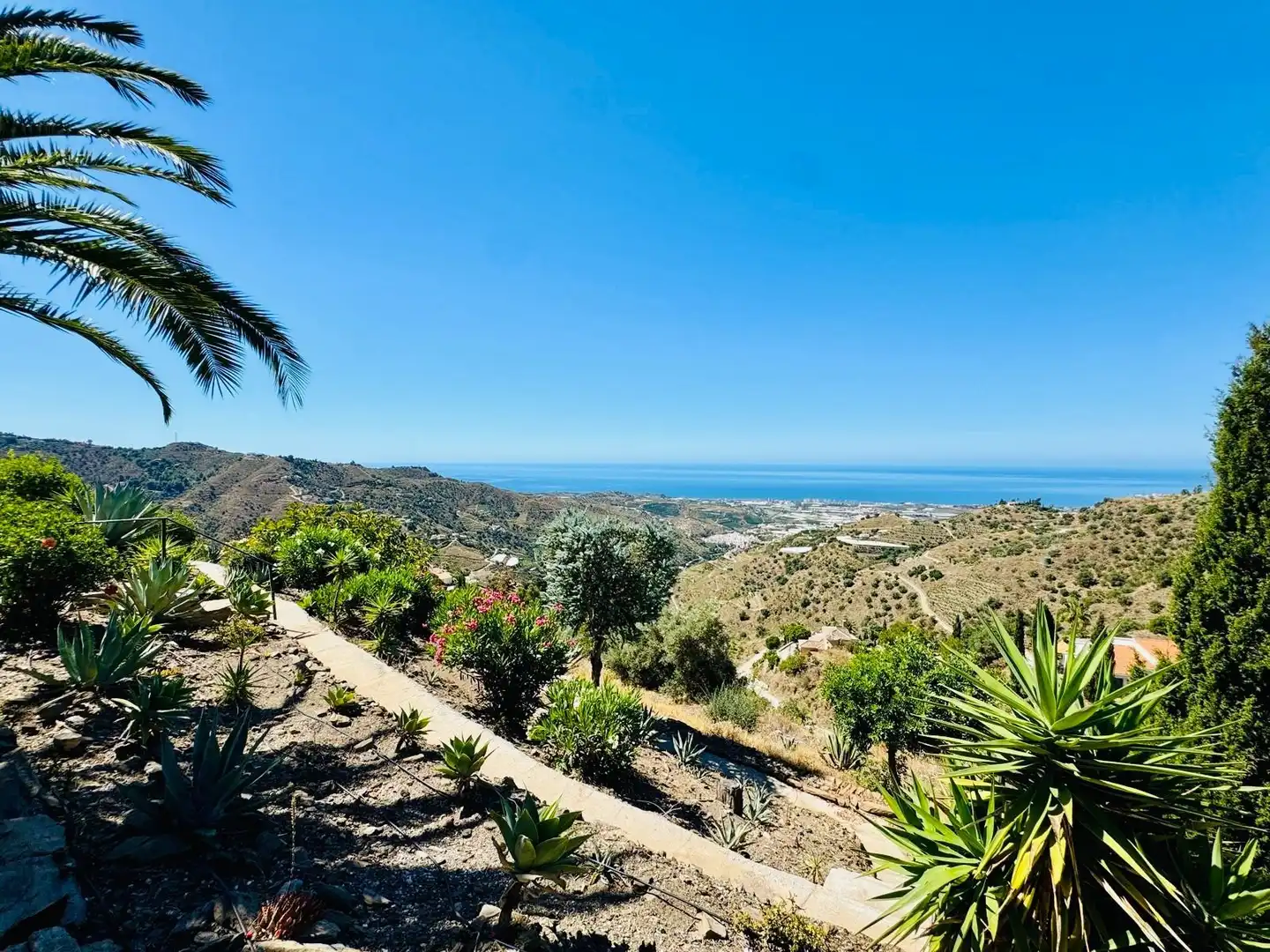 Vista exterior de Casa o xalet en venda en Arenas amb Aire condicionat, Jardí privat i Traster