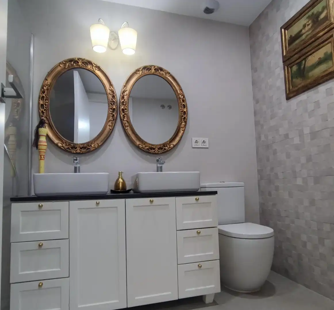 Baño de Piso de alquiler en Almería con Aire acondicionado, Calefacción y Jardín privado