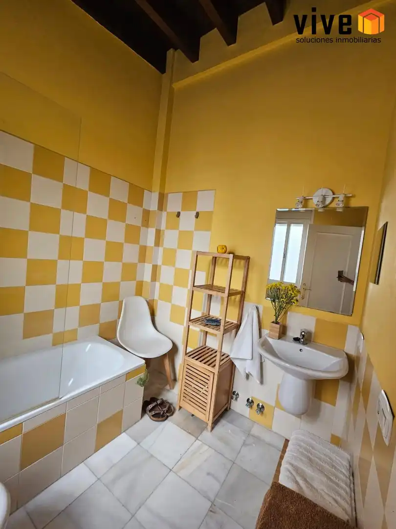 Badezimmer von Dachboden zur Miete in Sevilla mit Klimaanlage, Terrasse und Möbliert