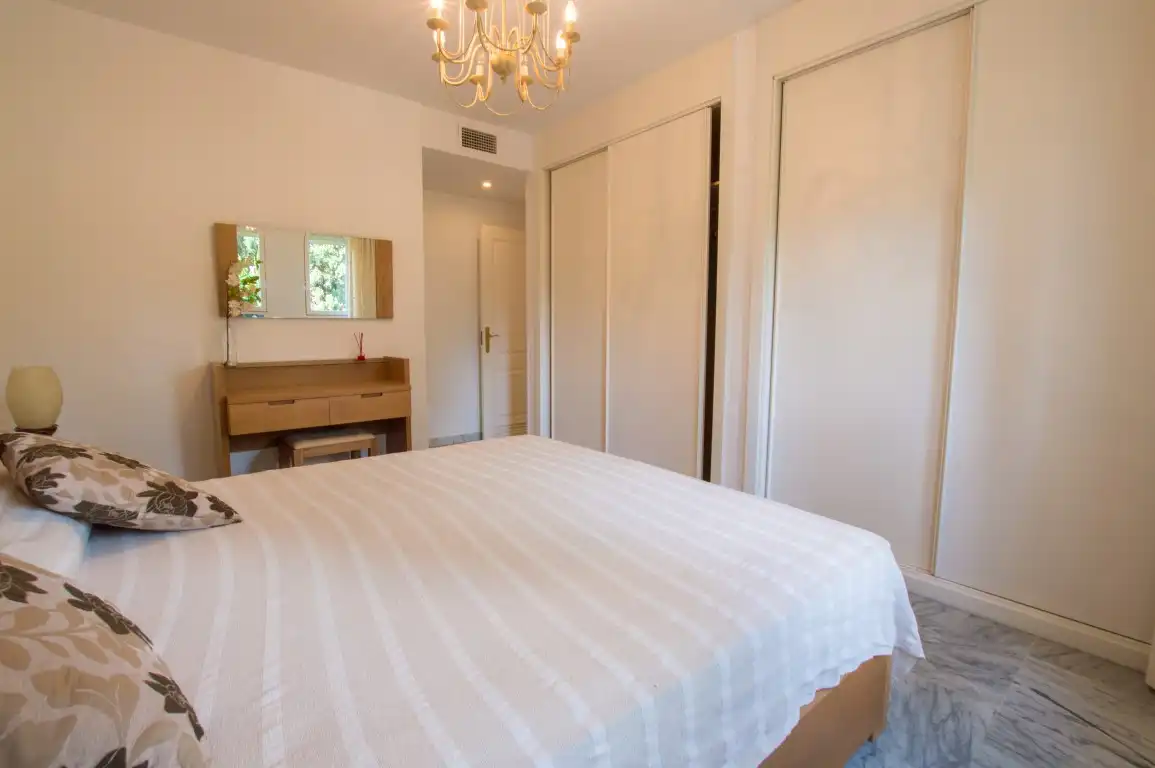 Habitación de Apartamento en venta en Marbella con Aire acondicionado, Terraza y Piscina