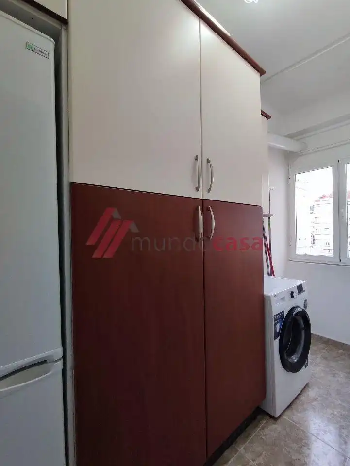 Cuina de Pis de lloguer en Ferrol amb Calefacció i Moblat