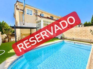 Casa aparellada amb balcó en venda a Cabanillas del Campo