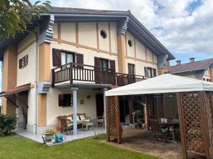 Vista exterior de Casa o xalet en venda en Hondarribia amb Jardí privat, Terrassa i Traster