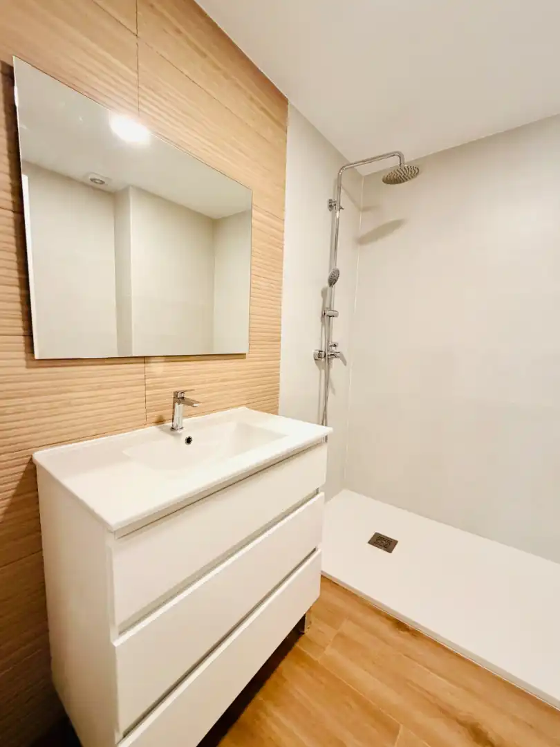 Bany de Pis en venda en Sevilla amb Aire condicionat, Parquet i Terrassa