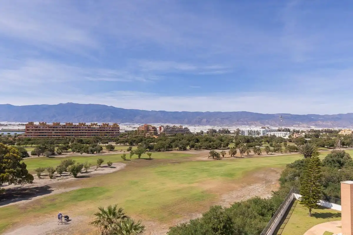 Vista exterior de Àtic en venda en Roquetas de Mar amb Aire condicionat, Jardí privat i Terrassa