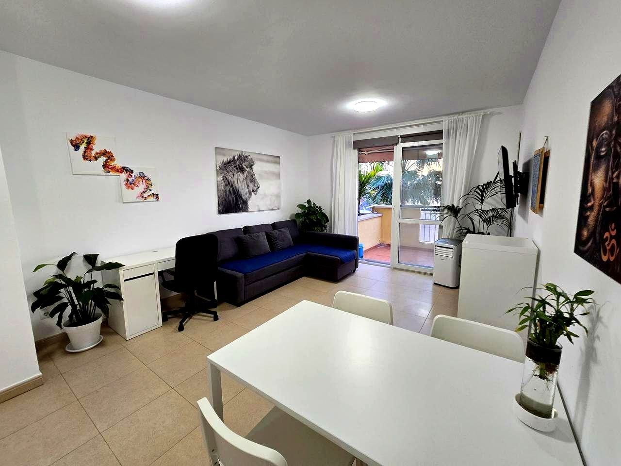 Sala d'estar de Apartament de lloguer en Adeje amb Aire condicionat, Terrassa i Moblat