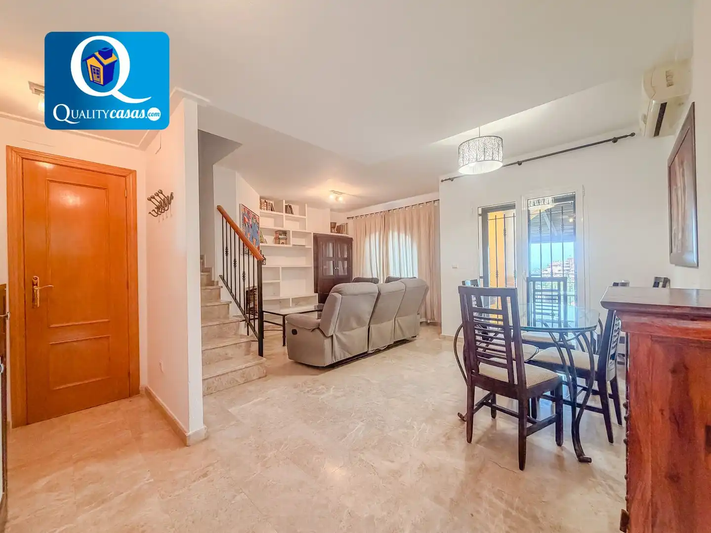 Sala de estar de Casa adosada en venta en Mutxamel con Aire acondicionado, Terraza y Piscina comunitaria