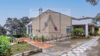 Vista exterior de Casa o xalet en venda en Guillena amb Aire condicionat i Piscina