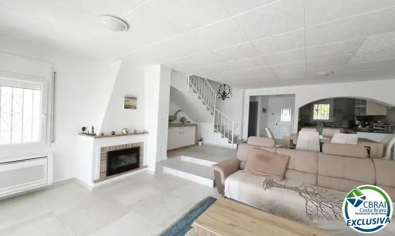 Sala d'estar de Casa adosada en venda en Empuriabrava amb Jardí privat i Moblat