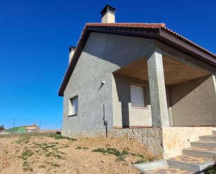 Vista exterior de Casa adosada en venda en Labajos amb Calefacció i Jardí privat