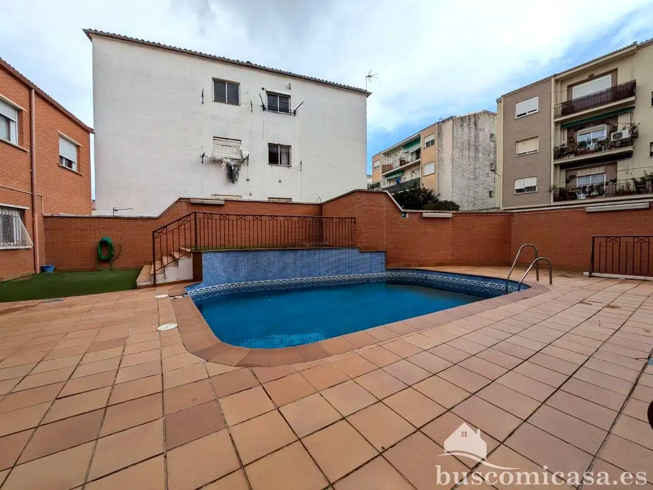 Piscina de Pis en venda en Linares amb Aire condicionat, Calefacció i Terrassa