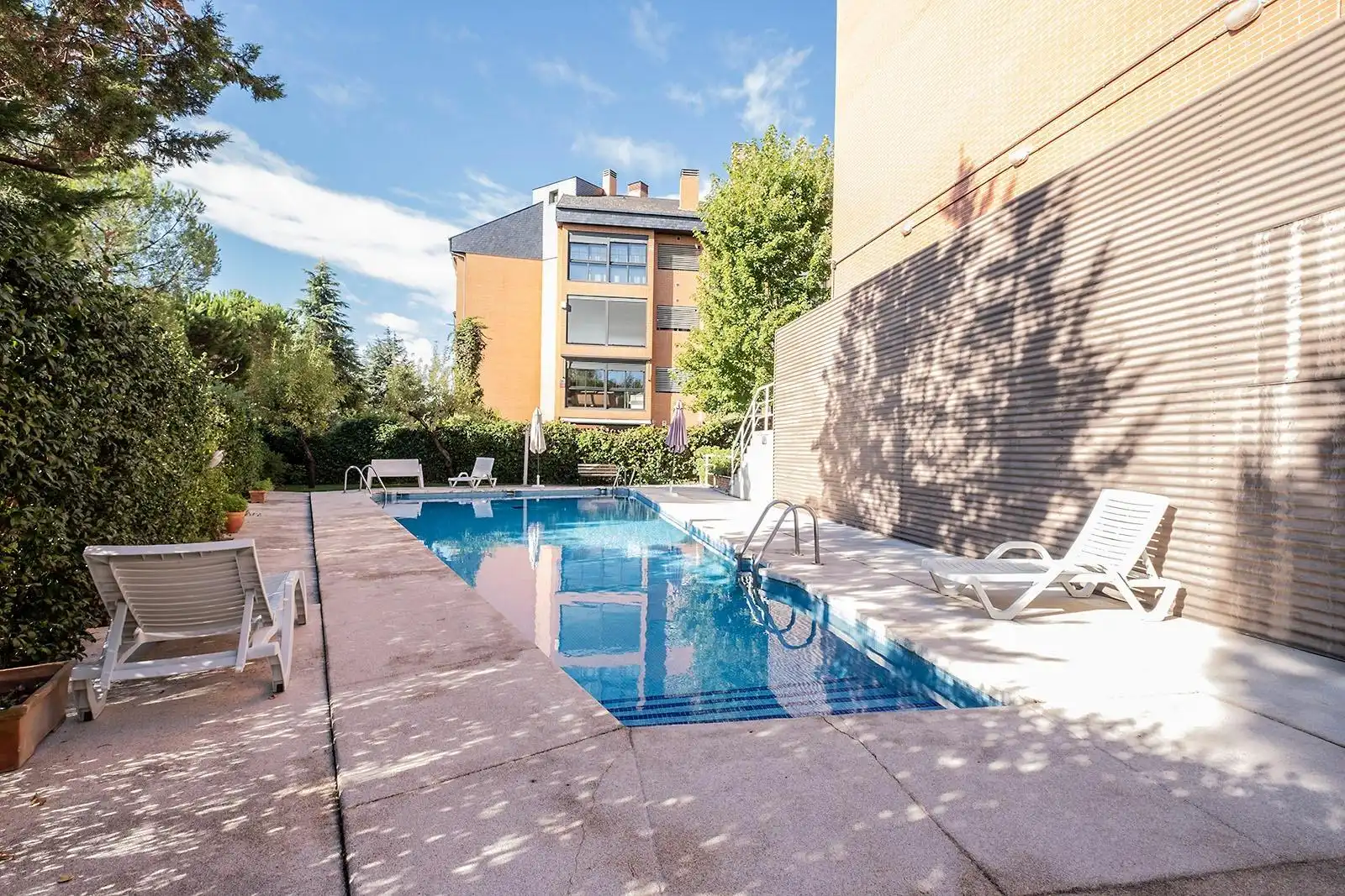 Piscina de Ático de alquiler en Pozuelo de Alarcón con Aire acondicionado, Calefacción y Jardín privado
