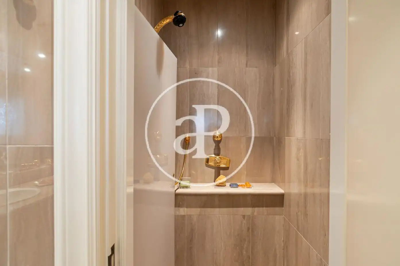 Badezimmer von Einfamilien-Reihenhaus zum Verkauf in Barcelona mit Klimaanlage, Heizung und Privatgarten