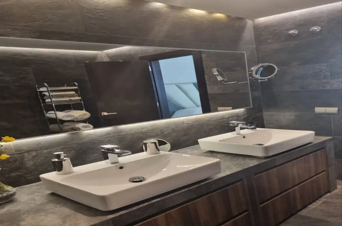 Bathroom of Apartments for sale in Benahavís  with Air Conditioner, Heating and Private garden